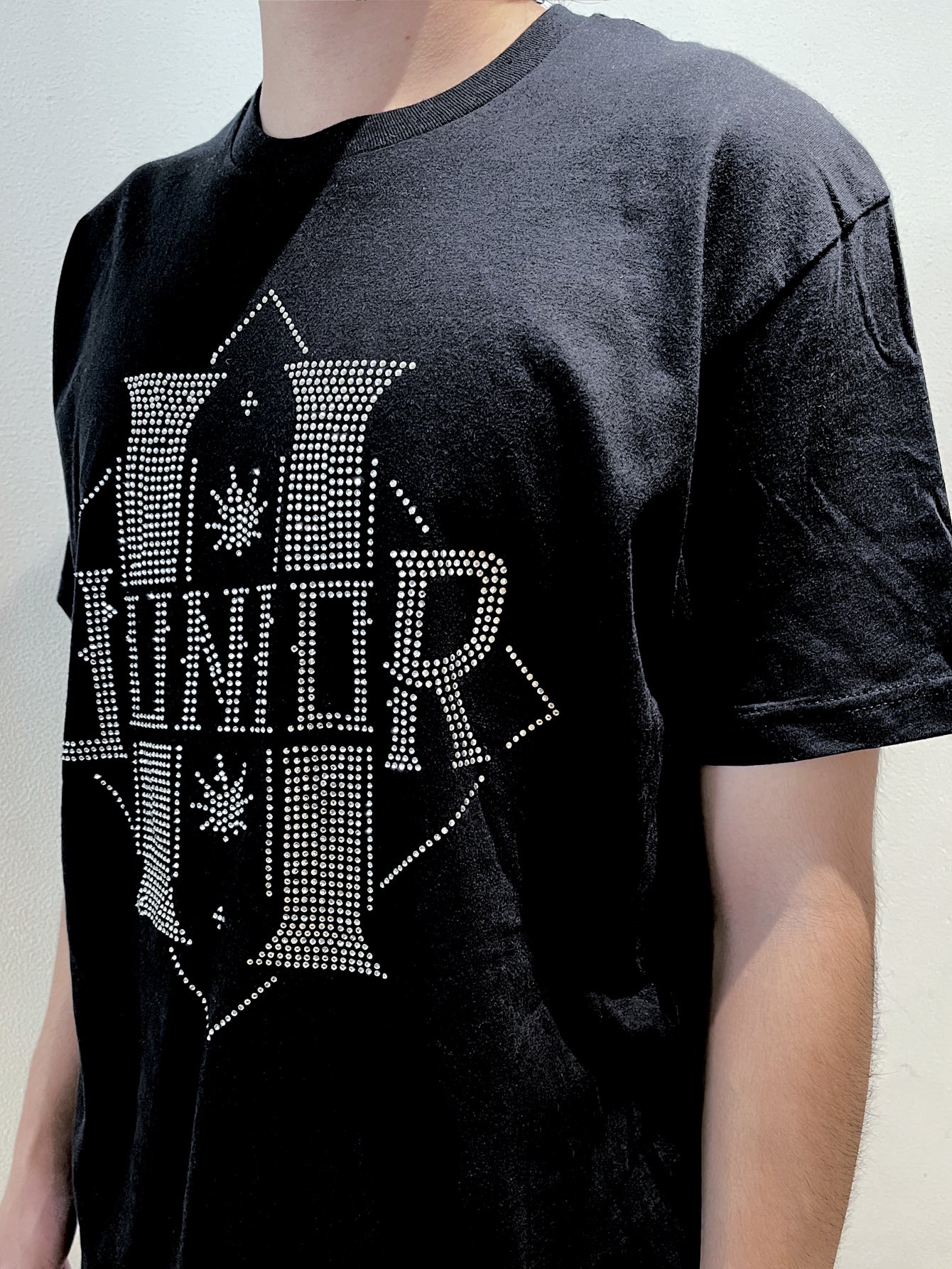 Camiseta negra Junior H logo en pedrería color plata