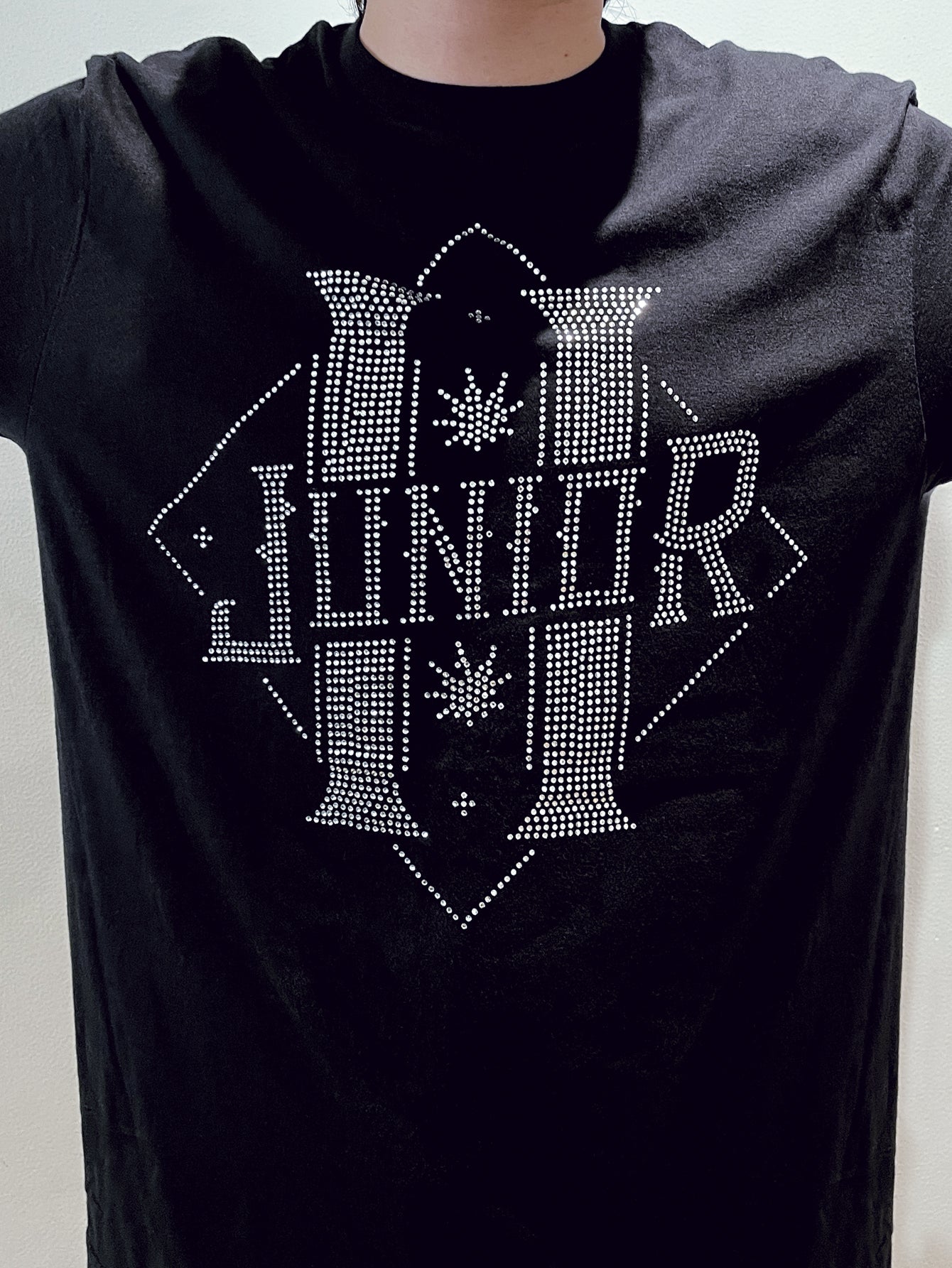 Camiseta negra Junior H logo en pedrería color plata