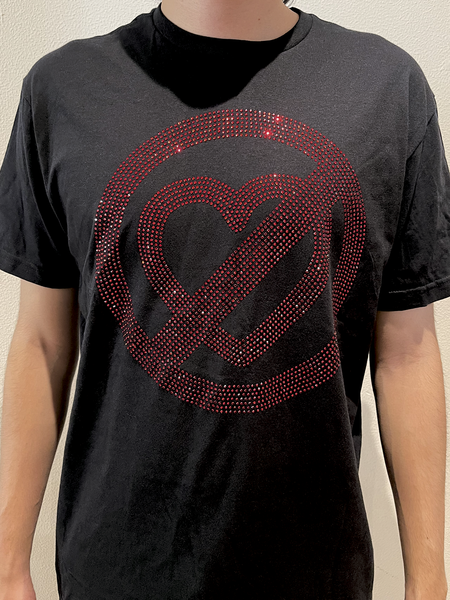 Camiseta Pero no te enamores de Fuerza Regida en pedrería color roja.