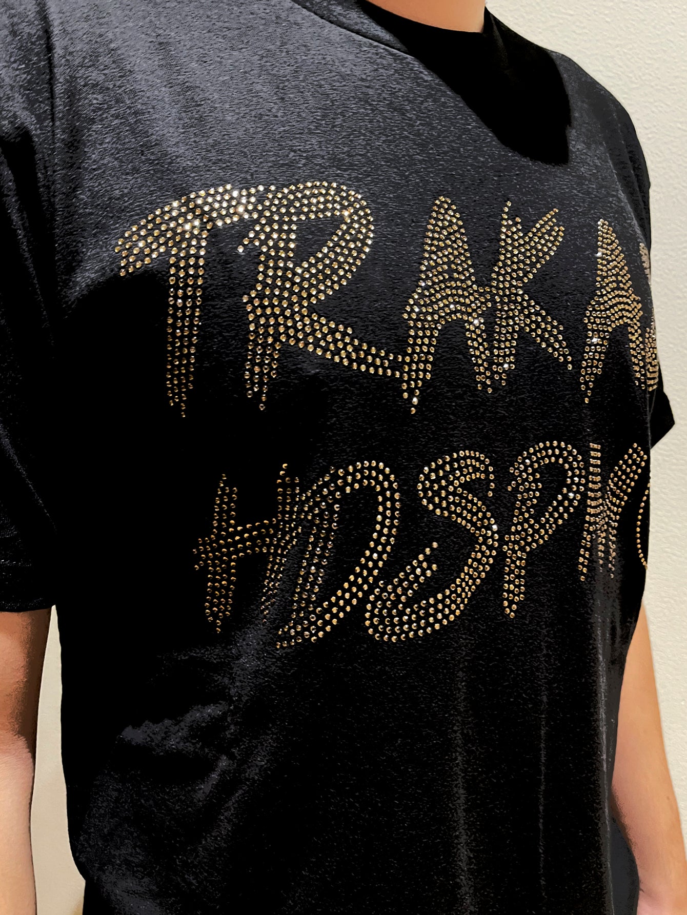 Camiseta Luis R Conriquez Trakas HDSPM unisex con pedrería dorada