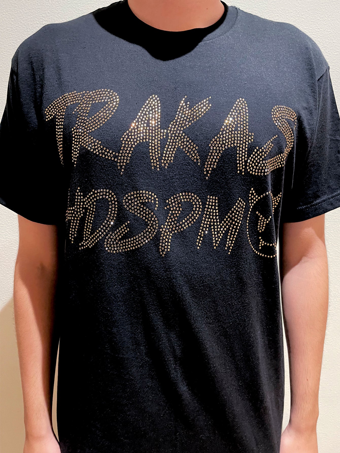Camiseta Luis R Conriquez Trakas HDSPM unisex con pedrería dorada
