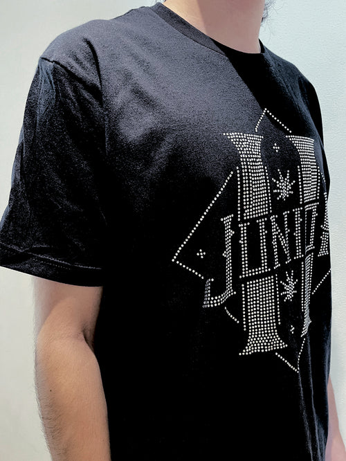 Camiseta negra Junior H logo en pedrería color plata