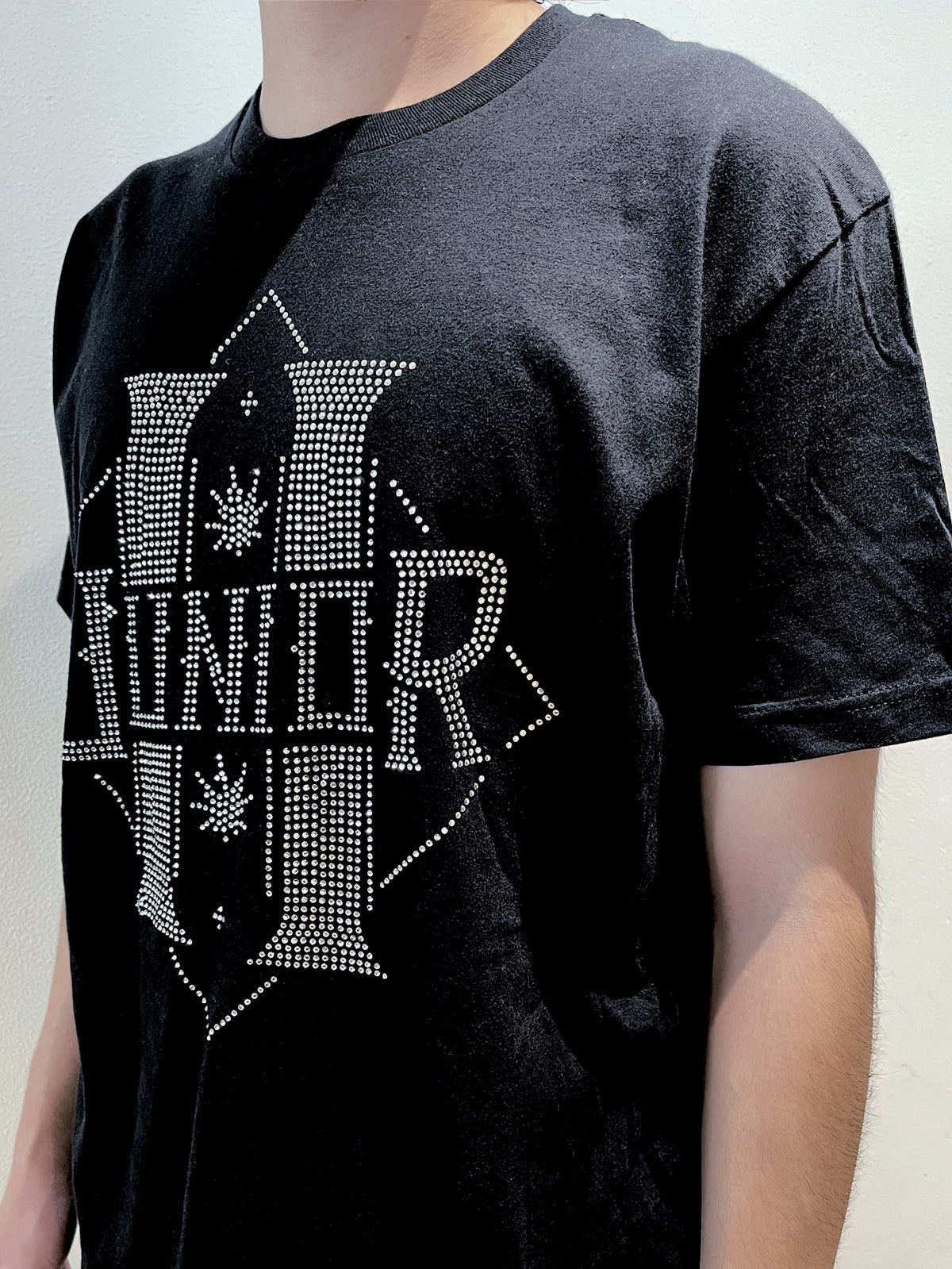 Camiseta negra Junior H logo en pedrería color plata
