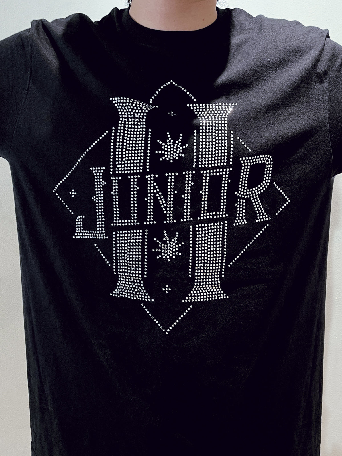 Camiseta negra Junior H logo en pedrería color plata