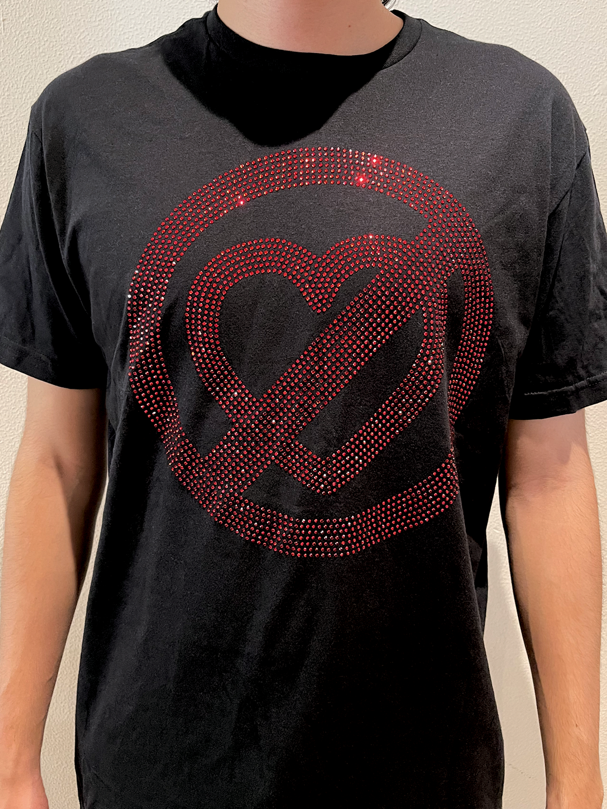 Camiseta Pero no te enamores de Fuerza Regida en pedrería color roja.