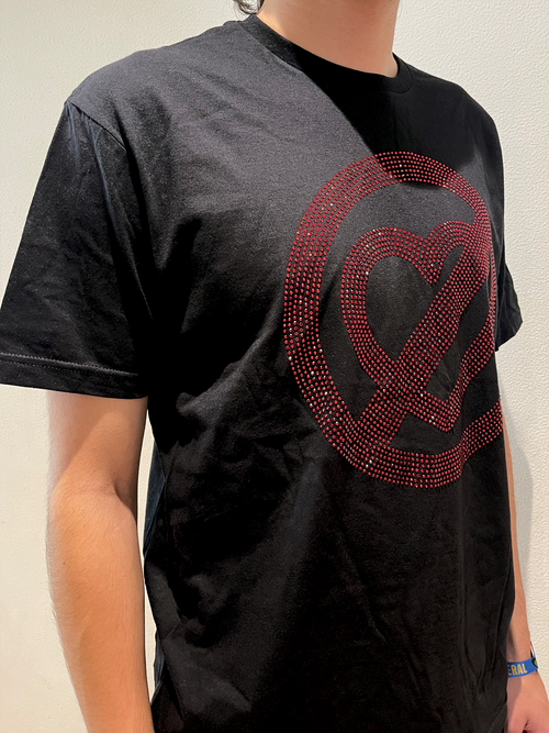 Camiseta Pero no te enamores de Fuerza Regida en pedrería color roja.