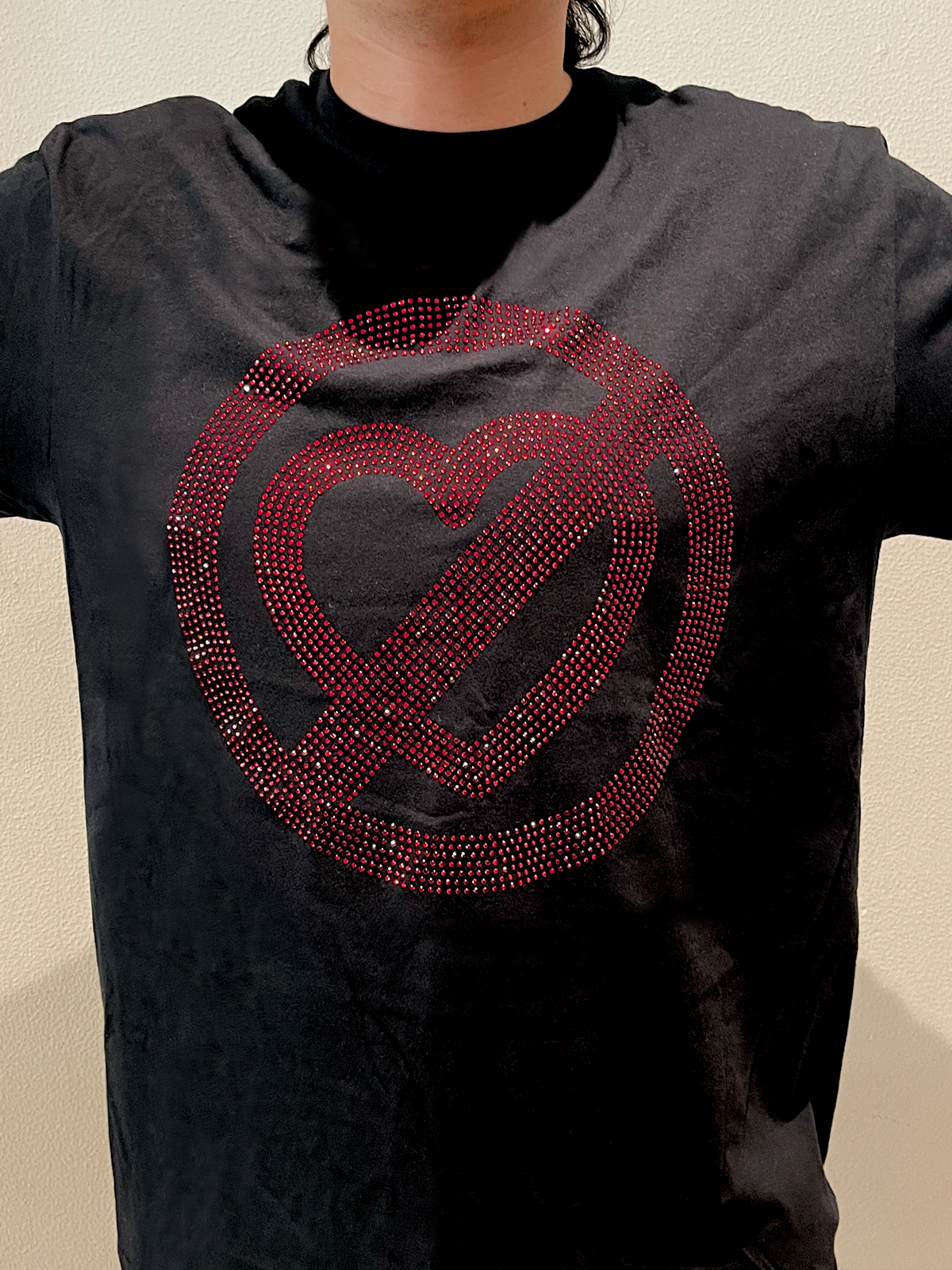 Camiseta Pero no te enamores de Fuerza Regida en pedrería color roja.