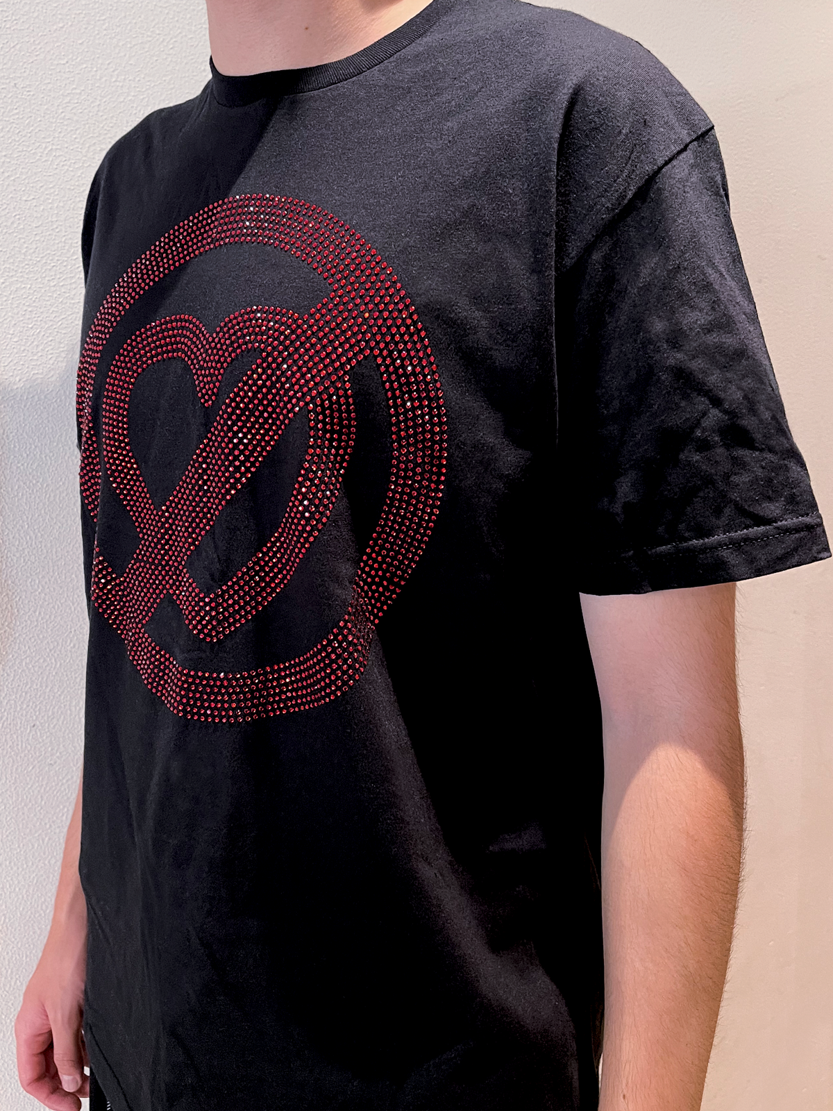 Camiseta Pero no te enamores de Fuerza Regida en pedrería color roja.