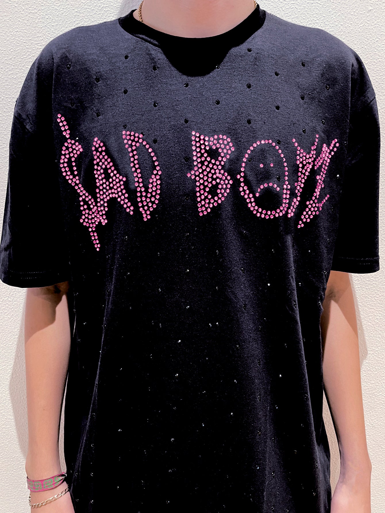 Playera Junior H – Edición Sad Boyz con Pedrería color fiusha