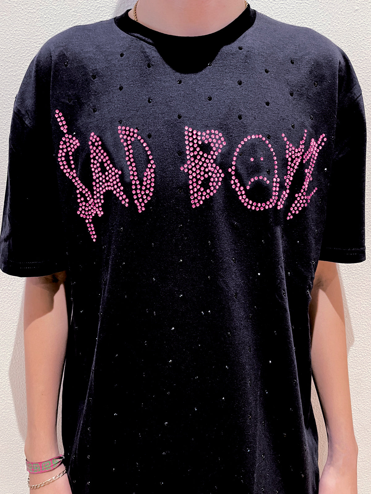 Playera Junior H – Edición Sad Boyz con Pedrería color fiusha