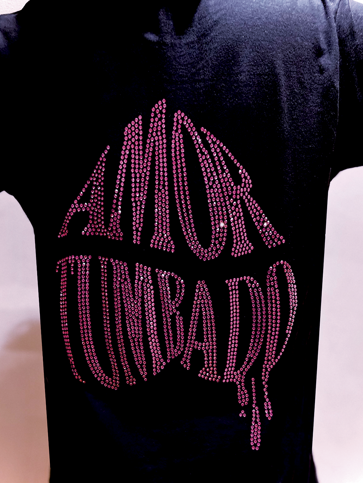 Camiseta unisex Amor Tumbado con pedrería fiusha