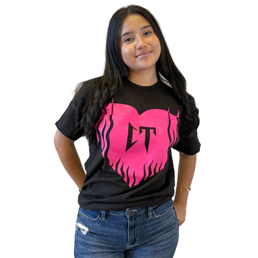 Playera color negro y rosa con el corazón CT fire