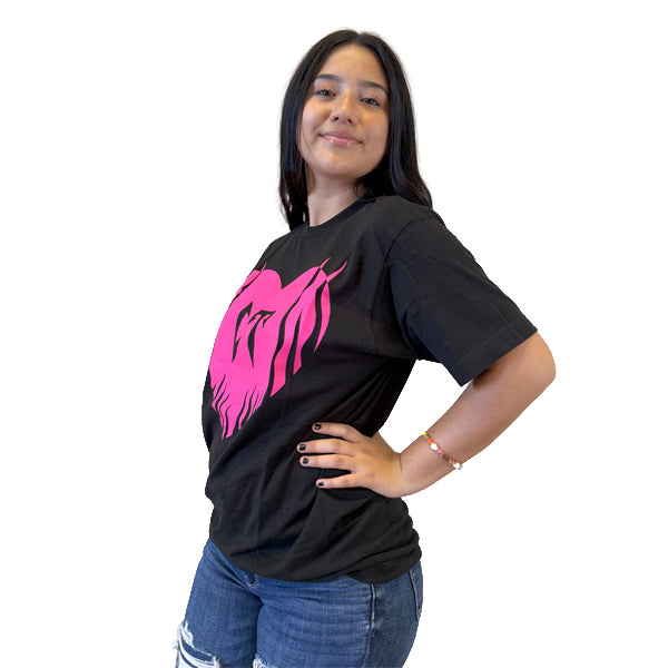 Playera color negro y rosa con el corazón CT fire