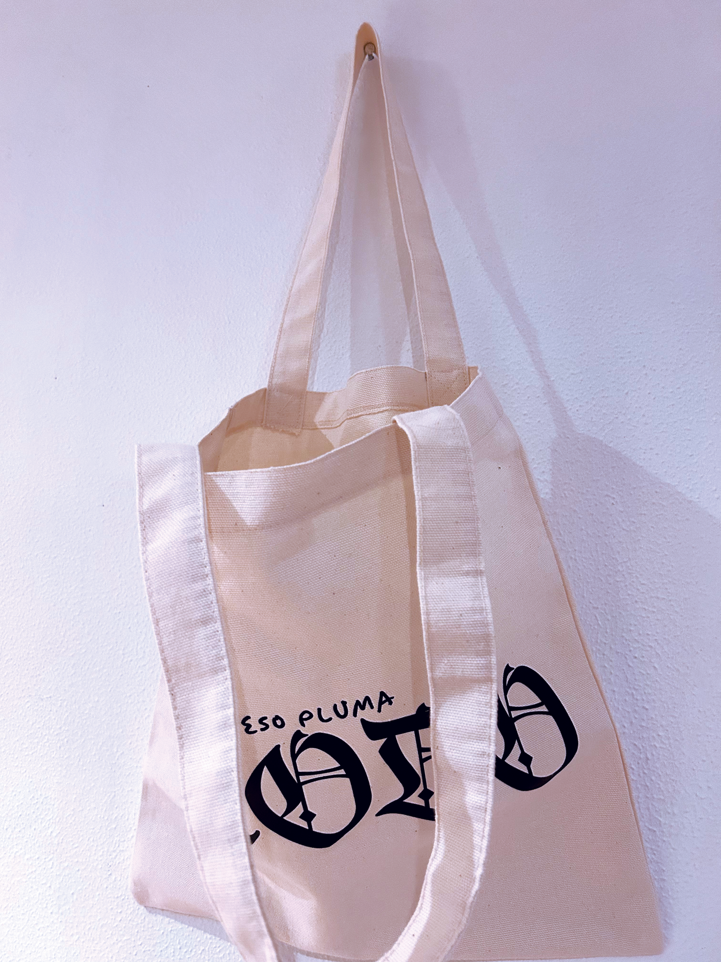 Tote bag Éxodo Peso Pluma color claro.