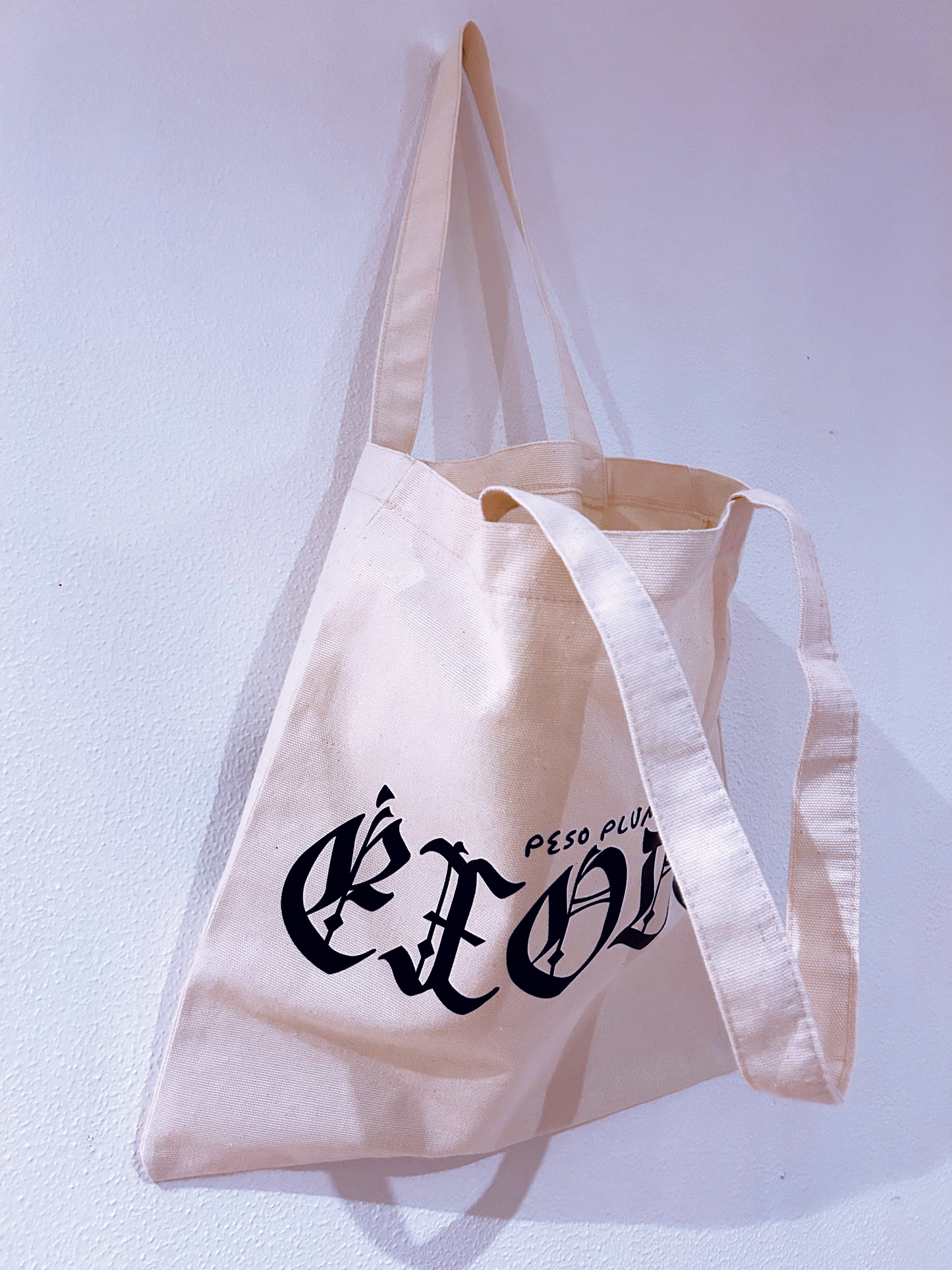 Tote bag Éxodo Peso Pluma color claro.