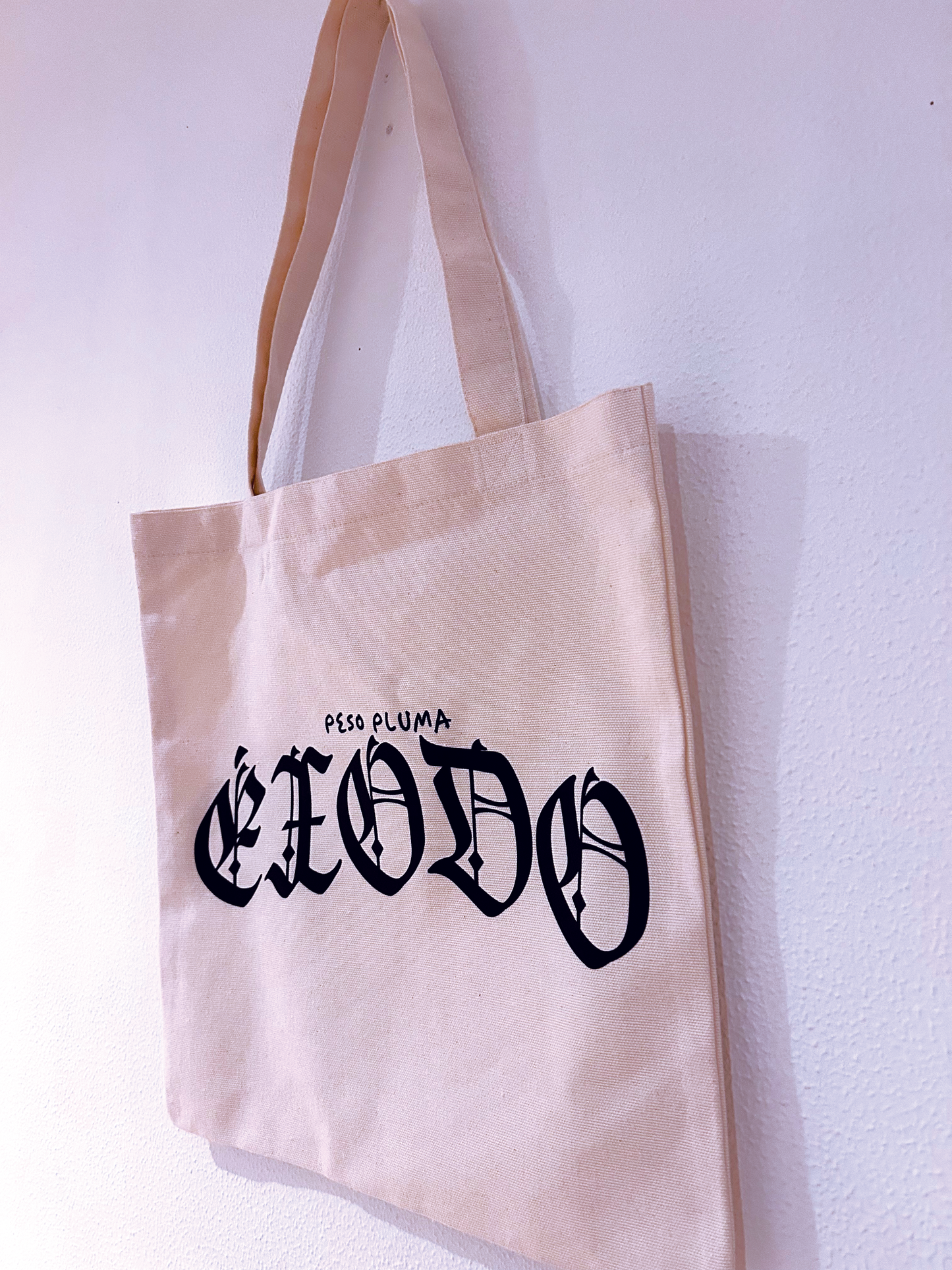 Tote bag Éxodo Peso Pluma color claro.