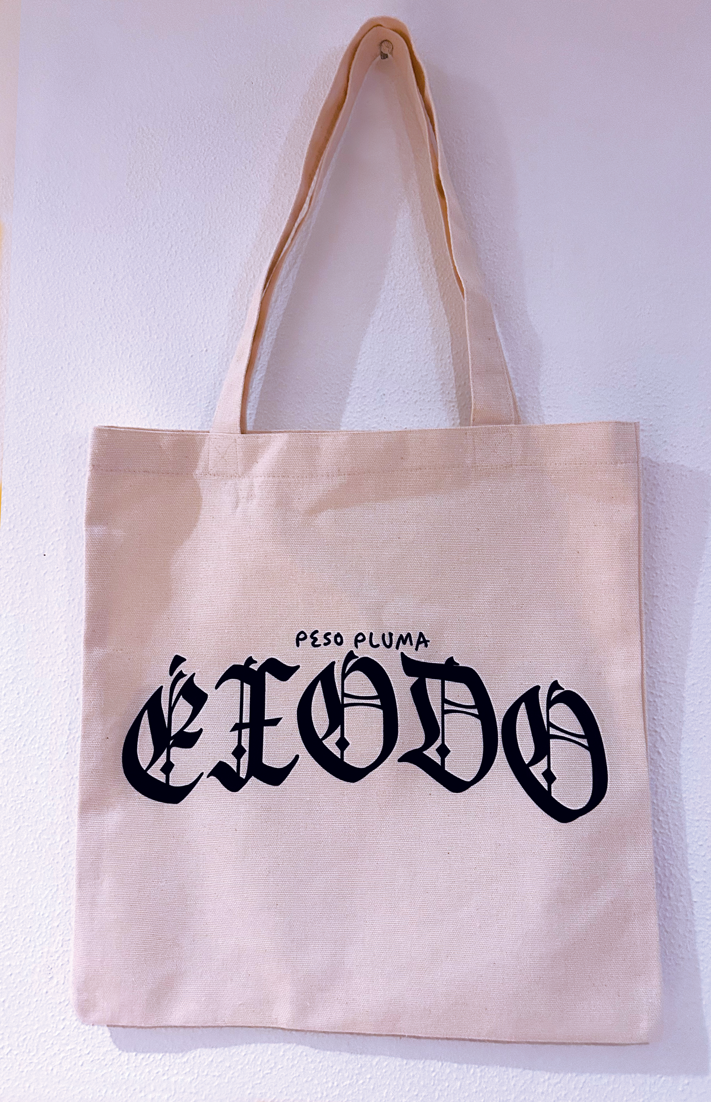 Tote bag Éxodo Peso Pluma color claro.